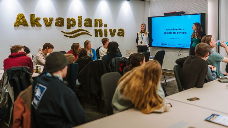 Ingvild Utengen talks about her career path and work at Akvaplan-niva at Arctic Frontiers Science for Schools event (Photo: Arctic Frontiers)