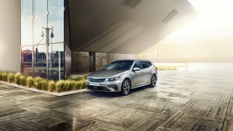 kia_optima_phev_my19_outdoor_03_-_sw_sedan_14300_82449
