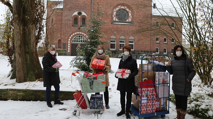 Päckchen-Übergabe im Schneegestöber: Christel Diebel (Hephata-Behindertenhilfe, von links), Claudia Borowski und Birgit Massin-Erbe vom Zonta-Club Hanau und Ursula Henkel (Hephata-Behindertenhilfe).