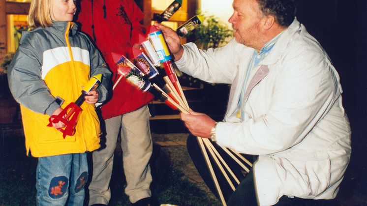 Kinder und Erwachsener mit SIlvesterknallern