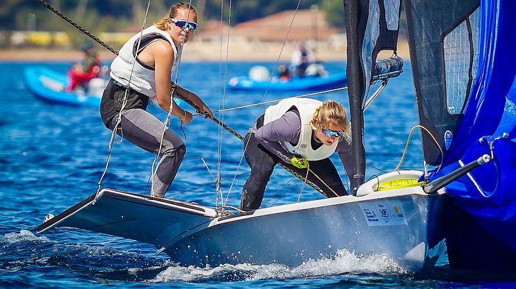 Pia Dahl Andersen og Nora Edland er klare for medaljefinale i verdenscupen sammen med tre andre norske båter. FOTO: Sailing Energy.