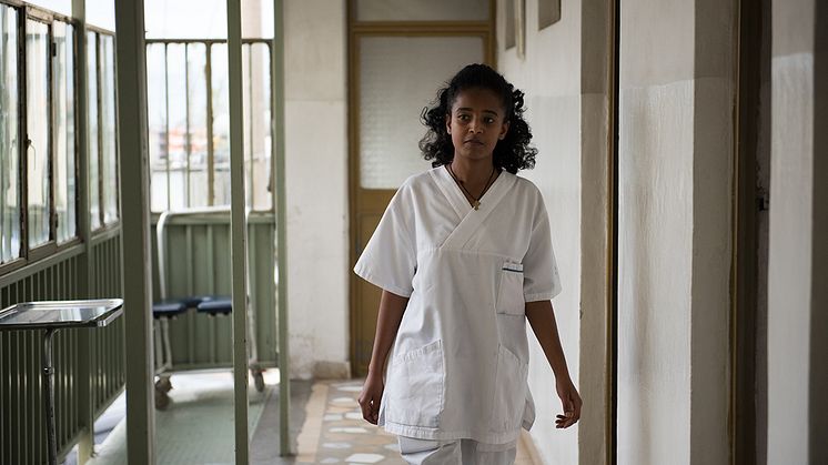 Tizeta Teshome arbetar som sjuksköterska på en hjärtklinik i Etiopien, ett av Swedfunds portföljbolag.