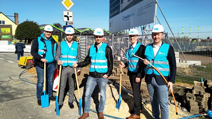 v.l.: Ilhan Brcvak, Bauleiter mih GmbH, Alexander Stange, Geschäftskundenberater Dt. Glasfaser, Stefan Gerlach, Projektleiter Bau Dt. Glasfaser, Franz Jirasek, Erster Beigeordnete Gemeinde Kriftel, Kornel Helios, Geschäftskundenberater Dt. Glasfaser