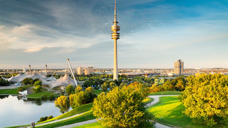 München_Olympiapark_mit_Olympiasee