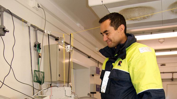 Hector Andrade preparing an exposure experiment to test the biosensor (Photo: Lionel Camus)