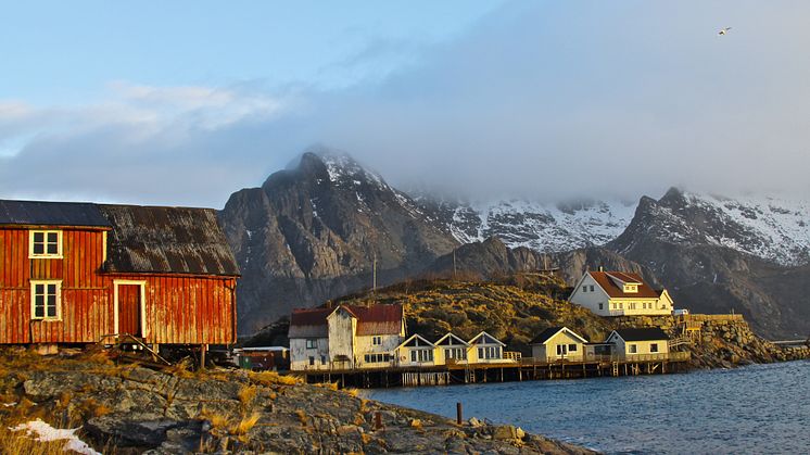 Die Norweger lieben und leben direkt an ihren Fjorden