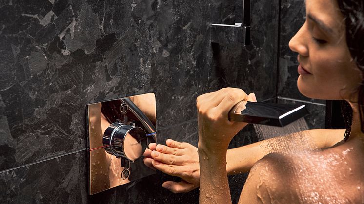 Det nye ShowerSelect Comfort termostatarmatur imponerer brugeren med design af høj kvalitet og komfortabel betjening. Med præcis styring af op til fire funktioner og valget mellem fem forskellige overflader.