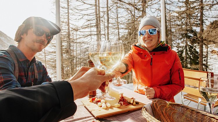 Skitourengänger machen Pause auf der Fafleralp im Lötschental (Wallis)