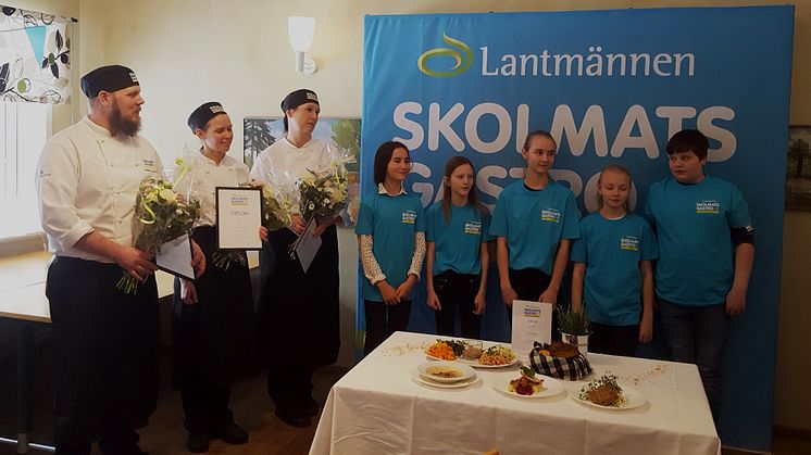 De "Glada Kockarna" från Tingsryd, laget som var först ut med att laga kyckling. Kommunen är ett föredöme med 100 procent  svensk kyckling i skolan.