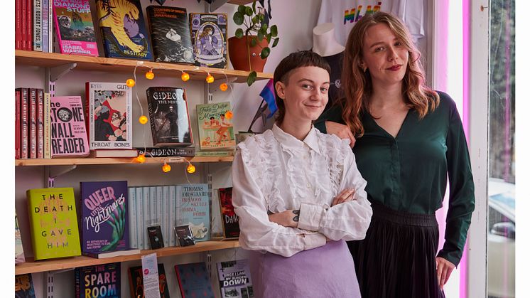 Lou Mattei och Ebba Sandin Sundkvist driver HBTQIA-bokhandeln PAGE 28 i Malmö som får motta stipendiet om 25 000 kronor.