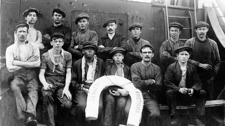 Mannskapet på Dampskipet Matti, fotografert i 1915. Skipet var da eid av G.M. Bryde i Kristiania. I 1917 ble Matti torpedert av en tysk ubåt. Tre mennesker mistet livet. Foto: Norsk Maritimt Museum, NSM.B003088.