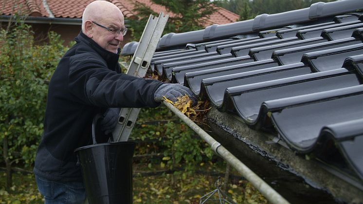Rensning af tagrender om efteråret.