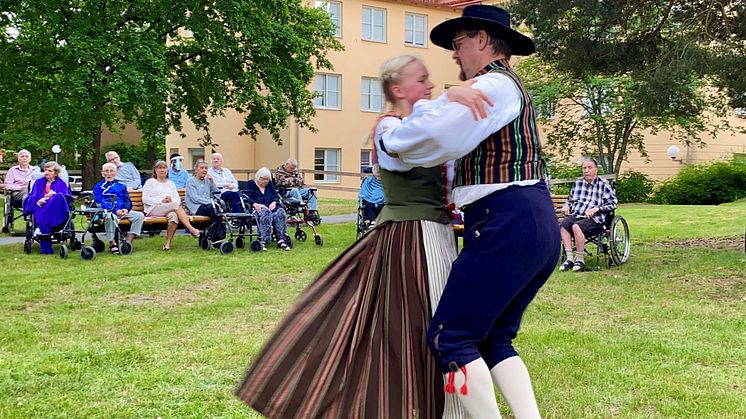 Stockholms folkdansring uppträder 2