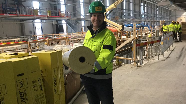 Vår egen Nicklas Andersen i nya tågdepån i Eskilstuna,med en av de stora men lätta rörskålarna