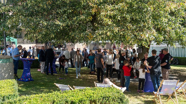 Fröhliche Atmosphäre beim Erntedankfest 2023 auf dem Bio-Hofgut Richerode. (Foto: Hephata-Archiv/Stefan Betzler)