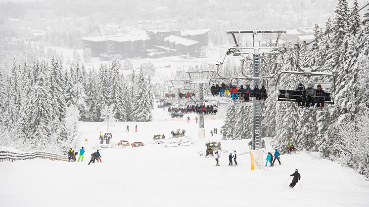All snøen gjorde at maskinførerne tok et ekstra drag i bakkene på Trysil Turistsenter onsdag formiddag. Foto: Ola Matsson