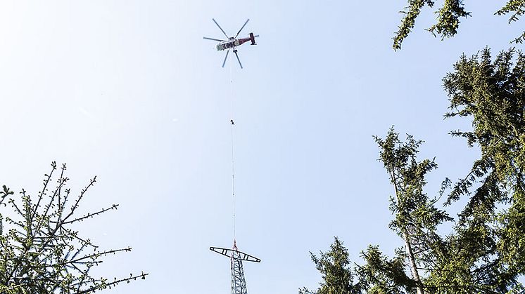 Bayernwerk Netz entfernt in Inchenhofen im Kundencenter-Gebiet Pfaffenhofen zwei alte Strommasten mit dem Helikopter. Erdleitungen sichern künftig die Stromversorgung.