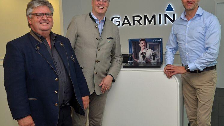 VfR-Vorsitzender Uwe Cygan, Bürger-meister Dietmar Gruchmann und Garmin Geschäftsführer Kai Tutschke (v.l.n.r.)