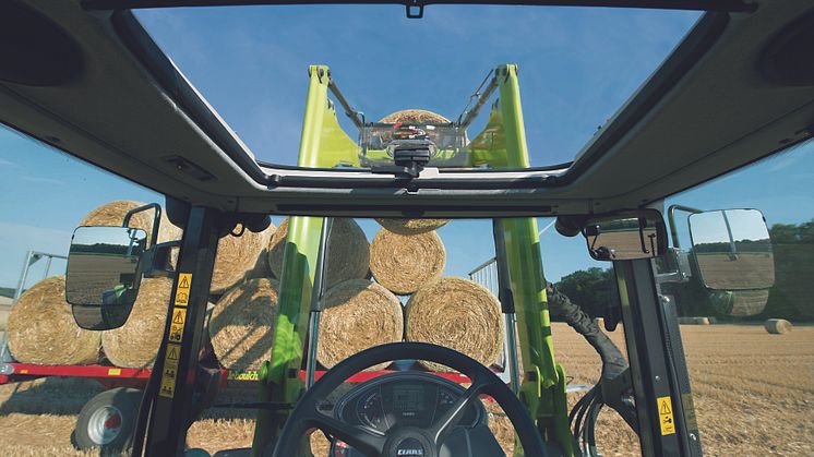 ARION 400The transparent sunroof extends the driver’s field of view and is also available in the low-roof version.