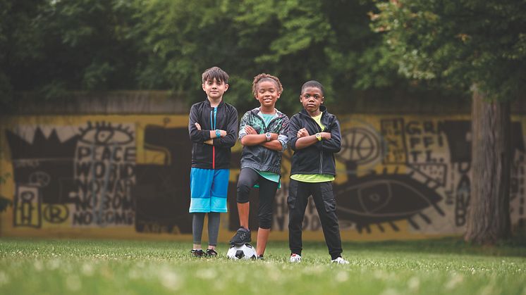 vivofit Jr. 3 - ny klockliknande aktivitetsmätare för barn med pedagogiska World Tour app-äventyr.