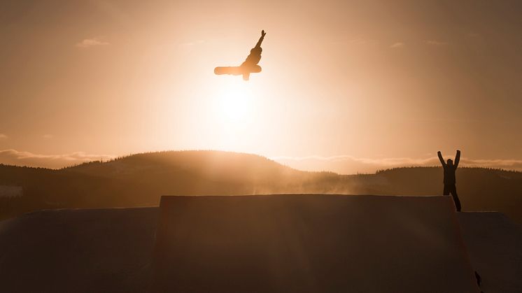 Bendik Gjerdalen på Night'n i Trysil i dag tidlig. Til høyre Marius Håker som jubler for en bra start på NM-uka. Foto: Ola Matsson
