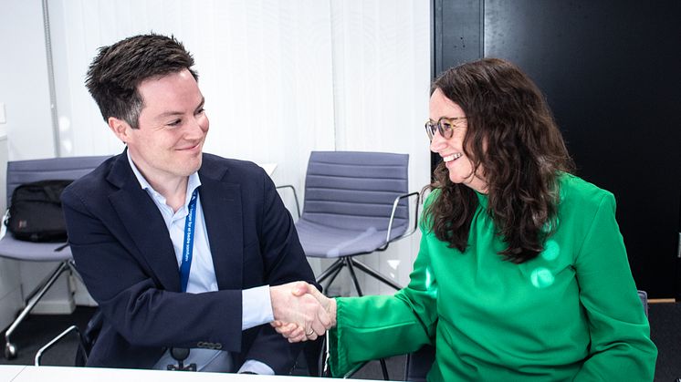 NYTT PROSJEKT: Skanska er valgt som totalentreprenør for boligprosjektet på Nordberg Studentby. (F.v.) Regiondirektør, Tomas Kjendlie, og direktør for eiendom og bærekraft i SiO, Birte Almeland. Foto: Silje Langvik.