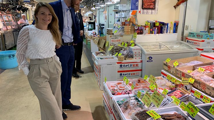 Mia Sætre Bernhardsen og Gunvar L. Wie på Tokyos gamle fiskemarked, Tsjuki
