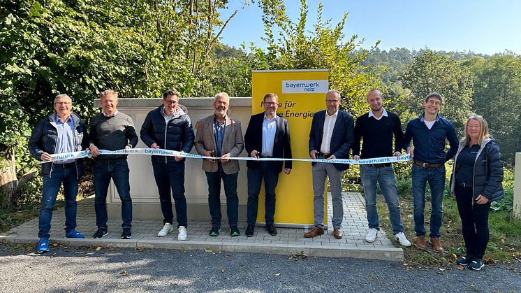 Bürgermeister Karlheinz Hofmann (4.v.li.) aus Wiesthal und Bürgermeister Willi Fleckenstein (4.v.r.) aus Wiesen trafen sich mit Vertretern der Bayernwerk Netz GmbH zur offiziellen Inbetriebnahme der neuen Mittelspannungsleitung.