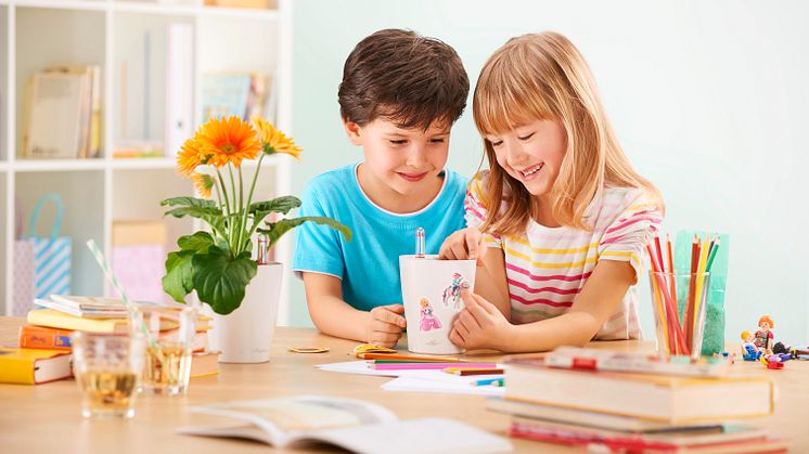 Das MINI-DELTINI Kinder-Set macht gleich doppelt Spaß: Kinder können als Hobbygärtner ihr Können unter Beweis stellen und zusätzlich das eigene Pflanzgefäß kreativ mit bunten Aufklebern gestalten.