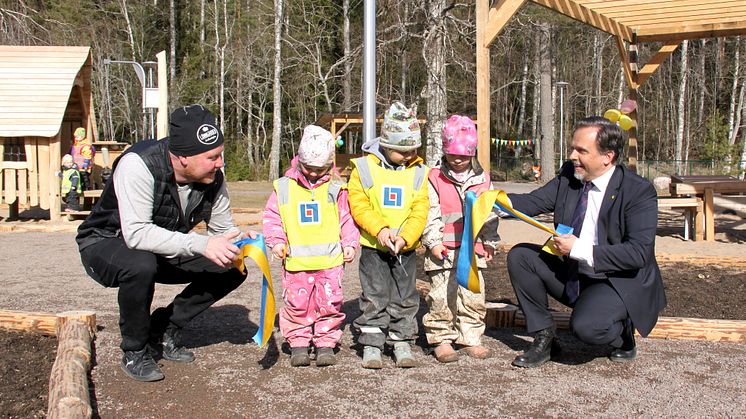 Henrik Lander, ordförande i teknik- och fastighetsnämnden och Niklas Wikström, ordförande i barn- och ungdomsnämnden invigde tillsammans med barnen den nya byggnaden vid Björkdungens förskola i Väse.