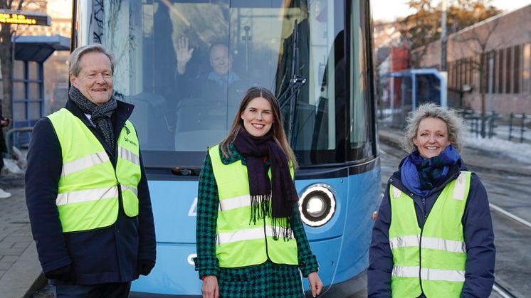 MERKEDAG: – ­Vi har nådd enda en milepæl for nye trikker, sier sporveissjef Cato Hellesjø, byråd Sirin Hellvin Stav og administrerende direktør, Birte Sjule. Trikkefører Erik Asbjørnsen klar til avgang. Foto: Trygve Indrelid NTB/kommunikasjon
