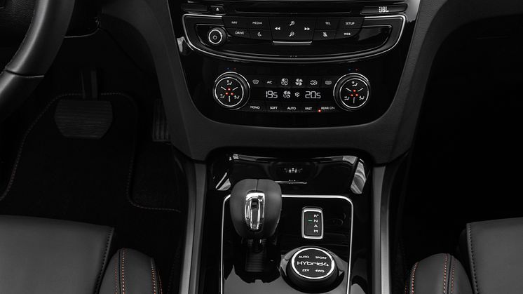 Sverigepremiär för sportigt eleganta Peugeot 508 - nytt utseende, klassledande förbrukning och nya automatlådor
