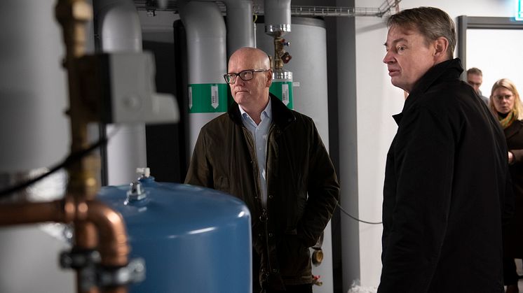 Thomas Östros, vicepresident i EIB, besökte SKB-kvarteret Skrönan i Nockeby, som finansierats av ett EIB-lån för energieffektiva bostäder. Till höger SKBs fastighetsutvecklingschef Johan Jarding. Foto: baraBild