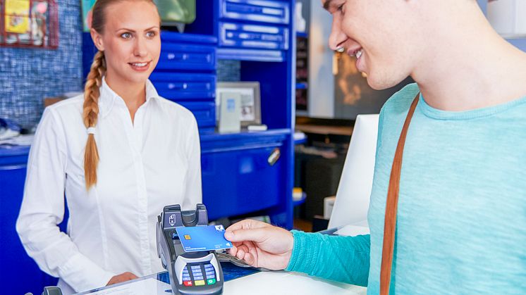 Kontaktloses Bezahlen mit Visa - im Urlaub