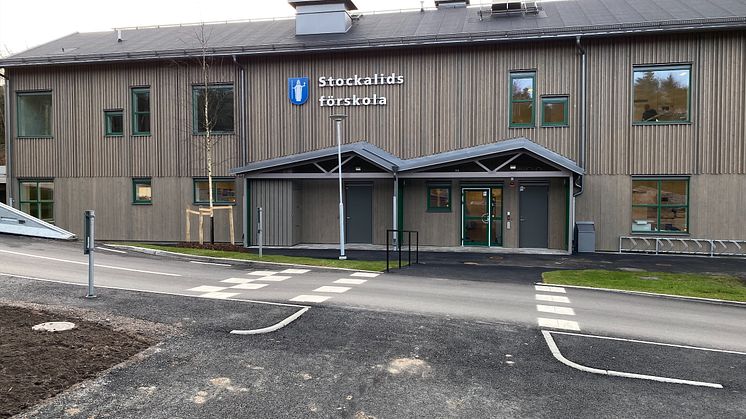 Nu har barnen flyttat in i Stockalids förskola och den invigs 27 februari 