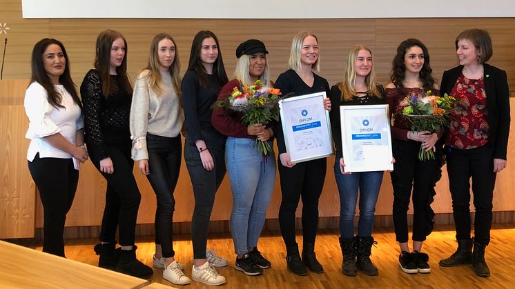 Domarna Märta Jiris, styrelseledamot Södertälje Centrumförening och Hanna Klingborg, Ordförande Hållbarhetsutskottet (Mp), Södertälje kommun tillsammans med lagen Cellers och Softa jordgubbar.
