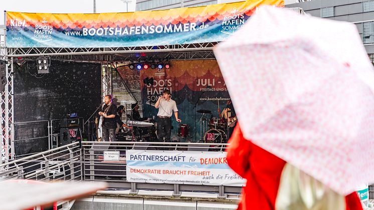 Die Band Baltique auf der Bühne am ersten Wochenende des Bootshafensommers 2023