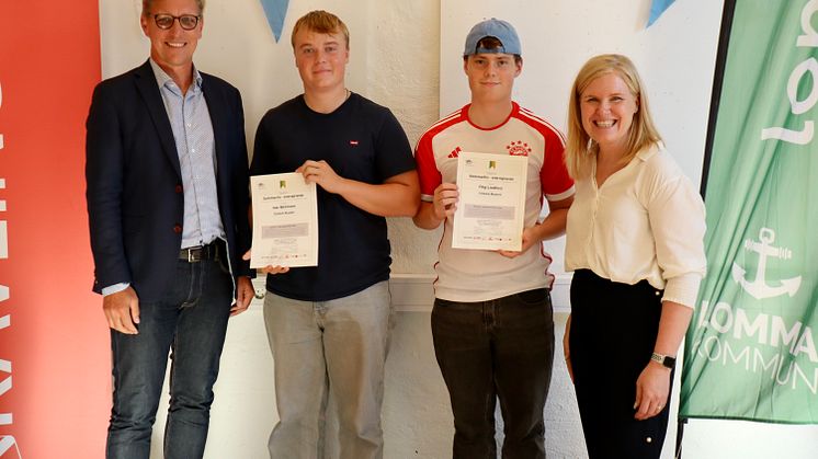 Isac Bennison och Filip Lindfors får diplom av Robert Wenglén, kommunstyrelsens ordförande i Lomma och Annsofie Thuresson, kommunstyrelsens ordförande i Kävlinge.