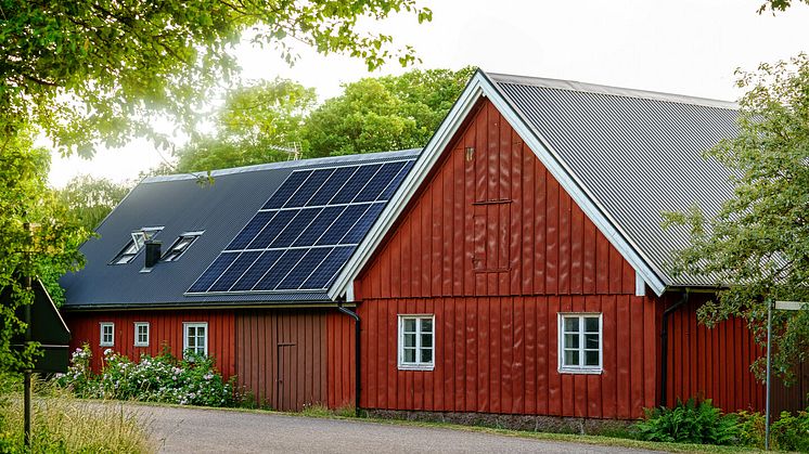 Solceller på ladugård i Sverige