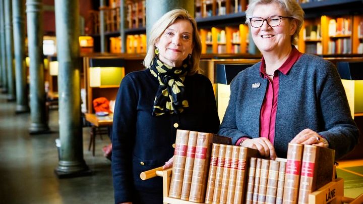 Kathrin Flossing, rikdagsdirektör vid Riksdagsförvaltningen och riksbibliotekarie Gunilla Herdenberg i Kungliga bibliotekets stora läsesal. Foto: Caroline Tibell