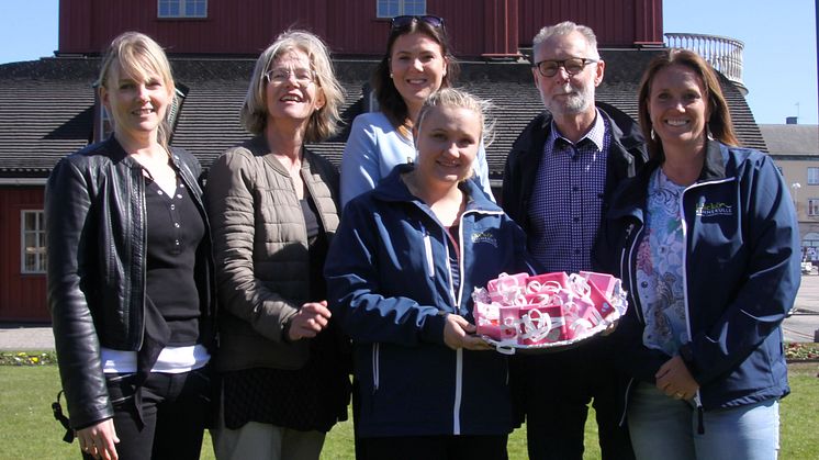 Arrangörerna är redo för Kärleksfulla Lidköping den 13 maj. AnnaKarin Lagerlöf, Kristina Hedlund, Lizette Laruell, Thomas Karlsson & Elin Axelsson. I mitten ses Jenny Fredriksson med alla de paket som ska gömmas i skattjakten.