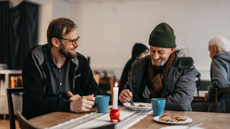 På Räddningsmissionens frukostcafé får människor som befinner sig i utsatta situationer komma för att äta, duscha och få någon att prata med.