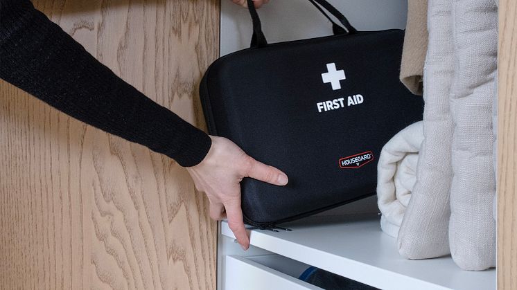 611013_First Aid Kit_hall_hand.jpg