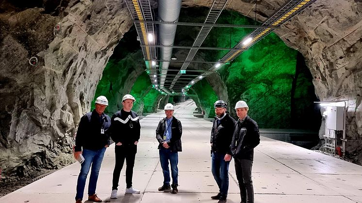 Langt inne i gruvegangene skal Norges neste superdatamaskin bo. Fra venstre: Helge Stranden (Sigma2), Truls Mathiassen (NRIS/UiT), Vidar Saltkjel (LMD), Kristian Todal (LMD) og Jørn Skaane (LMD). Foto: Sigma2.