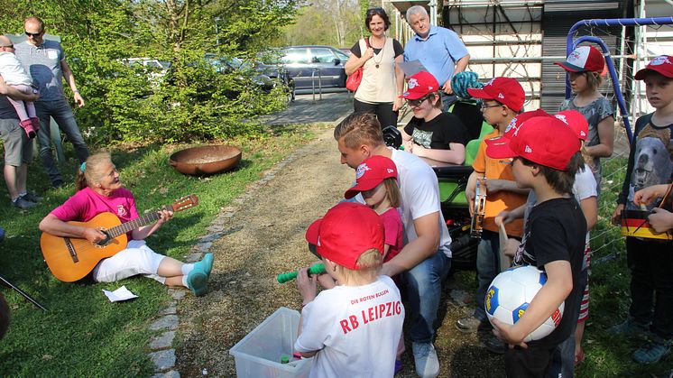 RB-Fußballer kicken im Kinderhospiz Bärenherz mit kleinen Fans um die Wette 