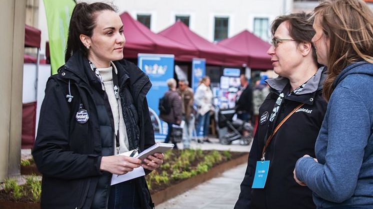 Demokratiambassadör Paulina Stanley på plats under evenemanget Snacka om Landskrona som hölls i Landskrona stadshus den 14 maj 2022.