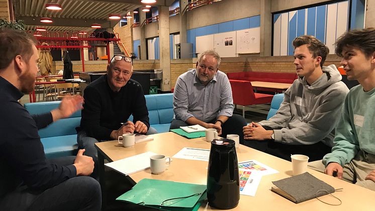 Der blev diskuteret interesseret da Verdensmålsudvalget snakkede bæredygtighed i Rebild Kommune med elever fra Støvring gymnasium