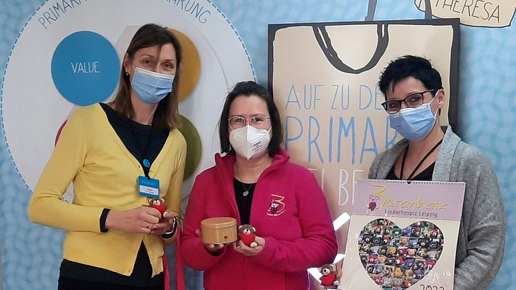 Frau Apel und Frau Selbmann übergeben die Spende Kerstin Stadler vom Bärenherz (mittig) im Primemark in Leipzig