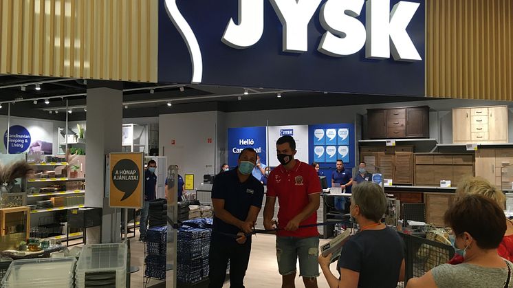 Szűcs Tamás Retail Manager JYSK (balról) és Rasmus Lauge Schmidt dán világbajnok kézilabdázó (jobbról)