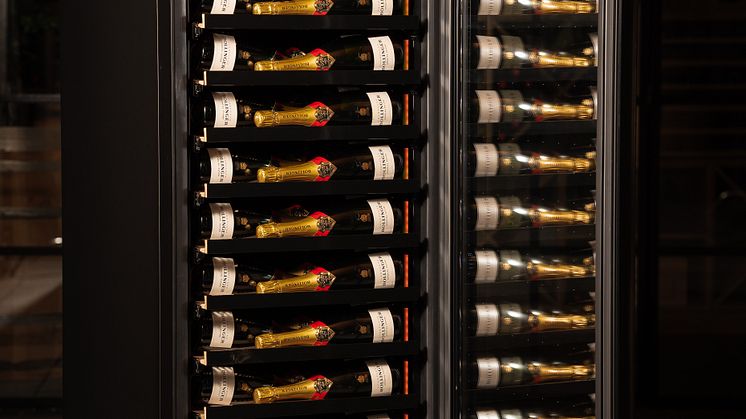 Normally, a full-sized wine fridge uses 170 kWh per year, while the new energy-efficient wine cooler from PeVino only uses 79 kWh per year – less than half. Photo: PR. 